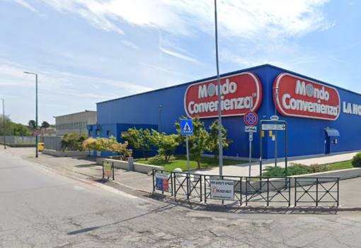 Immagine d'archivio di un punto vendita Mondo Convenienza Immagine d'archivio di un punto vendita Mondo Convenienza