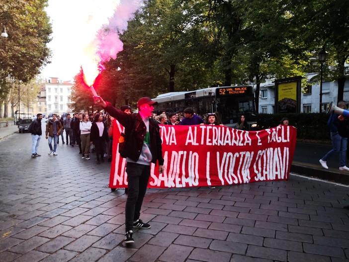 Alternanza scuola-lavoro, studenti in piazza a Torino: &quot;No allo sfruttamento&quot; [FOTO e VIDEO]