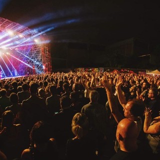 Persone a un concerto di musica dal vivo