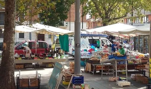 Stop alle auto che bloccano il mercato di corso Svizzera (foto d'archivio) Stop alle auto che bloccano il mercato di corso Svizzera (foto d'archivio)