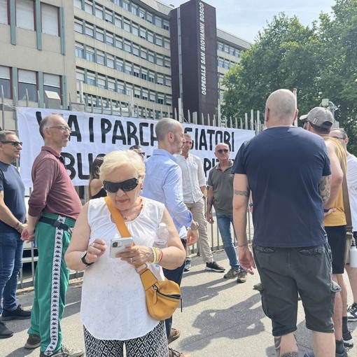 Manifestazione di protesta davanti all'ospedale San Giovanni Bosco