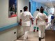 medici e infermieri in un corridoio di ospedale