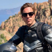 ragazzo sulla sella della motocicletta
