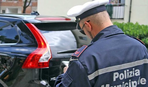 Torinesi indisciplinati anche quando parcheggiano: nel 2025 boom di multe per chi non paga le strisce blu