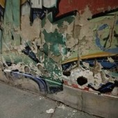 Il muro della Tesoriera cade a pezzi: la 4 chiede di ripulirlo da scritte e crepe