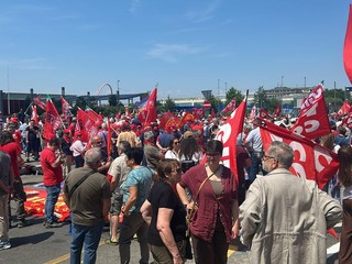 Manifestazione davanti al Grattacielo della Regione Manifestazione davanti al Grattacielo della Regione