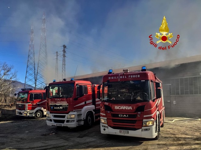 Incendio in un capannone a Bussoleno: bruciati un muletto e un furgone