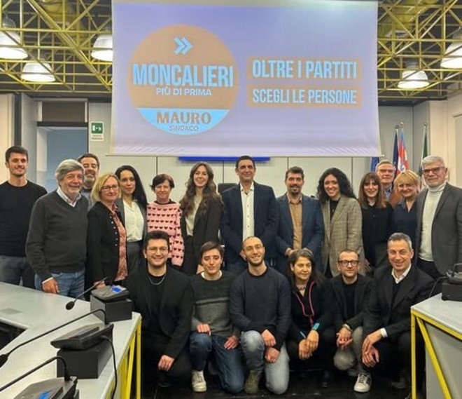 Foto di gruppo dei candidati della lista civica Moncalieri più di prima