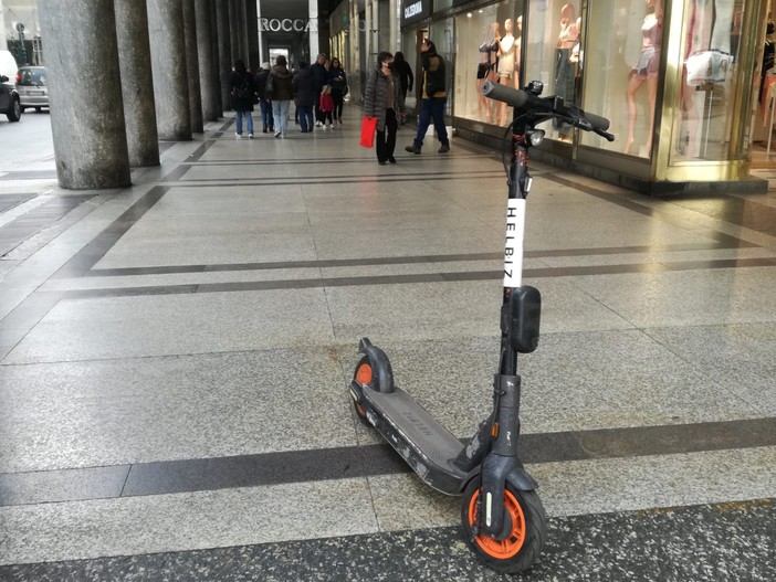 La petizione dei non vedenti: “Basta monopattini in sharing. Ogni giorno rischiamo di farci male”