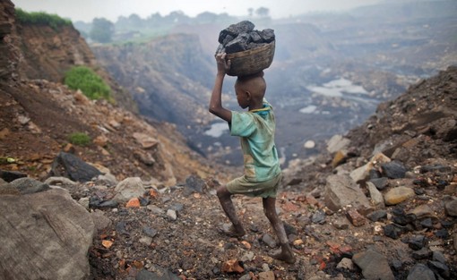 Minatore minorenne al lavoro nelle miniere congolesi - immagine dal web Minatore minorenne al lavoro nelle miniere congolesi - immagine dal web