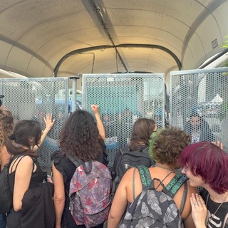 “Fuori i sionisti dal Salone del Libro”, la protesta dei Pro Palestina: scontri con la polizia