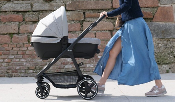 Il piccolo si trovava a bordo di un passeggino sfuggito al controllo della nonna Il piccolo si trovava a bordo di un passeggino sfuggito al controllo della nonna