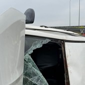Auto si ribalta allo svincolo Savonera: due feriti, tratto chiuso