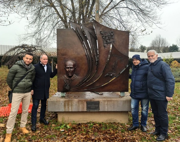Collegno, dopo un lungo restauro il monumento di Sandro Pertini torna al suo posto