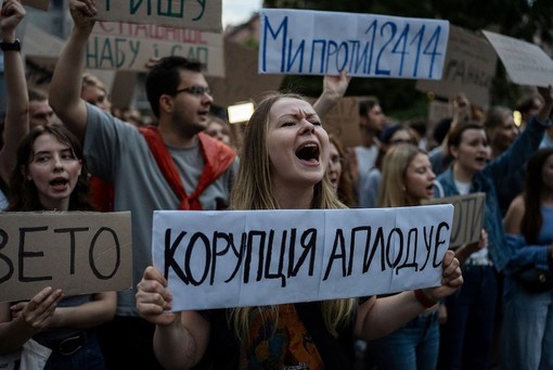 Proteste di piazza in Ucraina contro la legge siglata da Zelensky