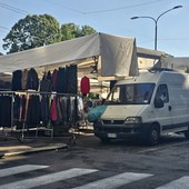 Buche, pochi banchi e scivoli assenti al mercato di piazza Borromini Buche, pochi banchi e scivoli assenti al mercato di piazza Borromini