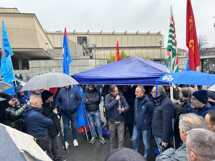 protesta metalmeccanici con gazebo e persone che parlano