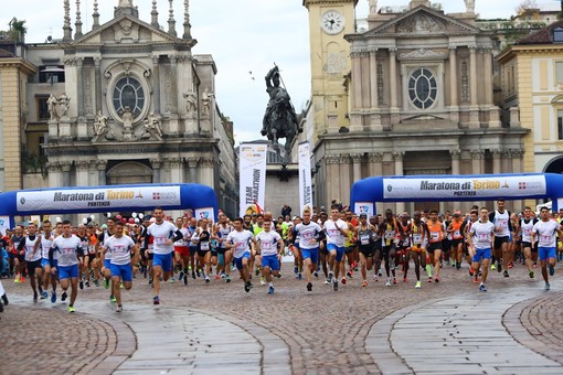 Domenica a Torino si corre la maratona, strade chiuse e viabilità stravolta: tutto quello che c’è da sapere