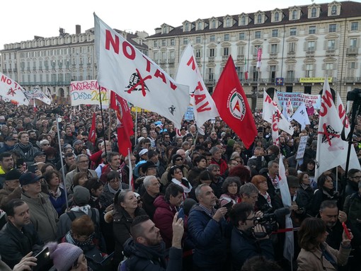 50mila in piazza Castello per dire no al Tav, Perino al governo: &quot;M5S fermi l'opera&quot;