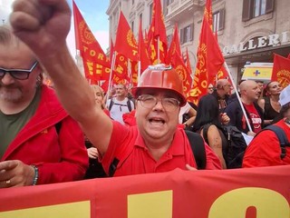 La Fiom torinese sfila a Roma durante la manifestazione nazionale La Fiom torinese sfila a Roma durante la manifestazione nazionale