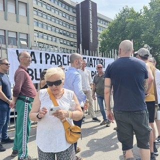 Manifestazione di protesta davanti all'ospedale San Giovanni Bosco