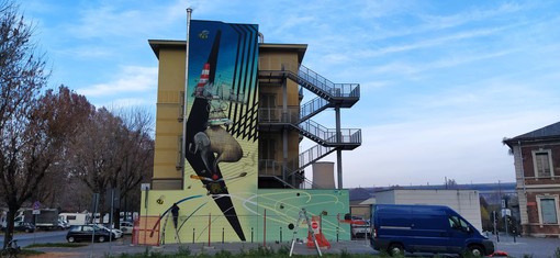 Ambiente in equilibrio sui muri di corso Umbria: così la street art richiama i passanti