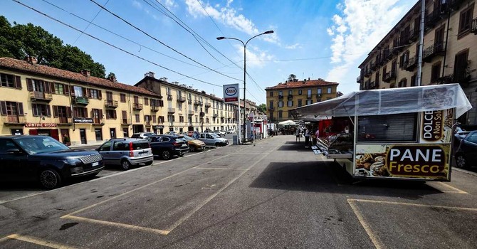 Mercato quasi deserto in piazza Borromini Mercato quasi deserto in piazza Borromini