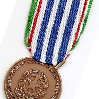 La medaglia d’onore degli internati alla memoria di Tancredi Mella