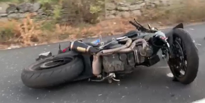 Schianto tra una moto e un'auto (che si ribalta), tre persone ferite