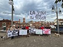 Guanti e sorrisi per ribadire: "La spina non si tocca" Guanti e sorrisi per ribadire: "La spina non si tocca"