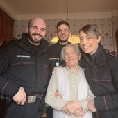 Donna aiutata da Carabinieri