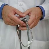 medico con uno stetoscopio in mano