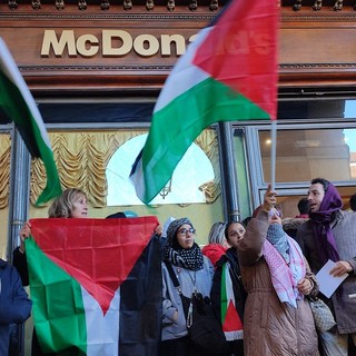 Torino, attivisti pro Palestina contro McDonald's: &quot;Dà pasti gratis ai soldati israeliani&quot;