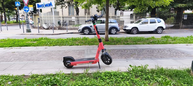 Un bimbo è stato investito mentre attraversava la strada in monopattino (foto d'archivio)