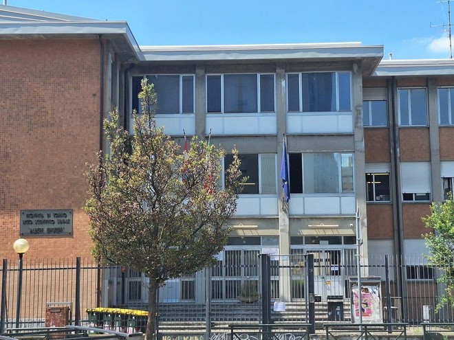 Bruciate bandiere Usa e Israele nel cortile del liceo Einstein