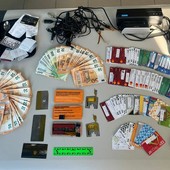 Soldi e materiale ritrovati dai carabinieri dopo la perquisizione