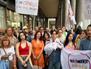 gente riunita sotto i portici