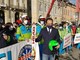 Cirio con i maestri di sci in piazza Castello a Torino per protesta