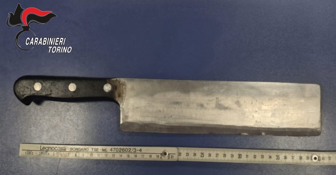 Paura in corso Vercelli: brandisce una mannaia e minaccia i passanti