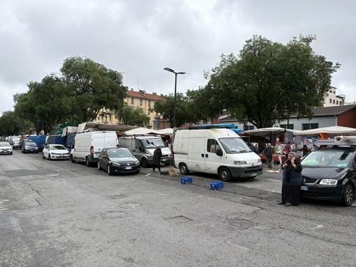 Paura al mercato di Santa Rita, ambulante accerchiata e importunata dal &quot;branco&quot;