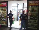 Minimarket con persone