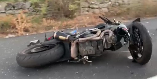 Schianto tra una moto e un'auto (che si ribalta), tre persone ferite