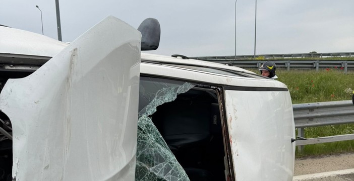 Auto si ribalta allo svincolo Savonera: due feriti, tratto chiuso