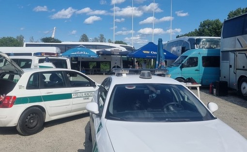 Trasportavano e vendevano merce senza permesso: maxi sanzione per due autobus