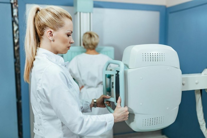 Ecografia mammaria e mammografia: a cosa servono, quando e ogni quanto farle Ecografia mammaria e mammografia: a cosa servono, quando e ogni quanto farle