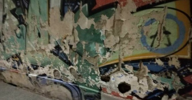 Il muro della Tesoriera cade a pezzi: la 4 chiede di ripulirlo da scritte e crepe