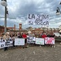 Guanti e sorrisi per ribadire: &quot;La spina non si tocca&quot;