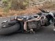 Schianto tra una moto e un'auto (che si ribalta), tre persone ferite