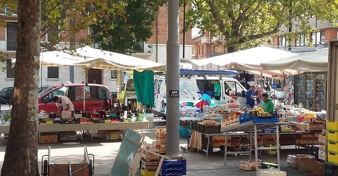 Stop alle auto che bloccano il mercato di corso Svizzera (foto d'archivio) Stop alle auto che bloccano il mercato di corso Svizzera (foto d'archivio)