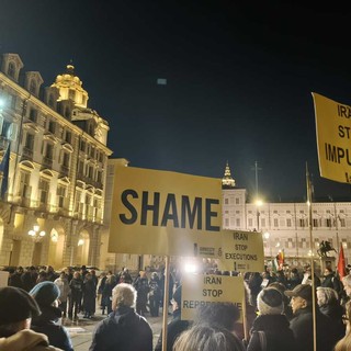 In piazza Castello nuova manifestazione contro il regime iraniano